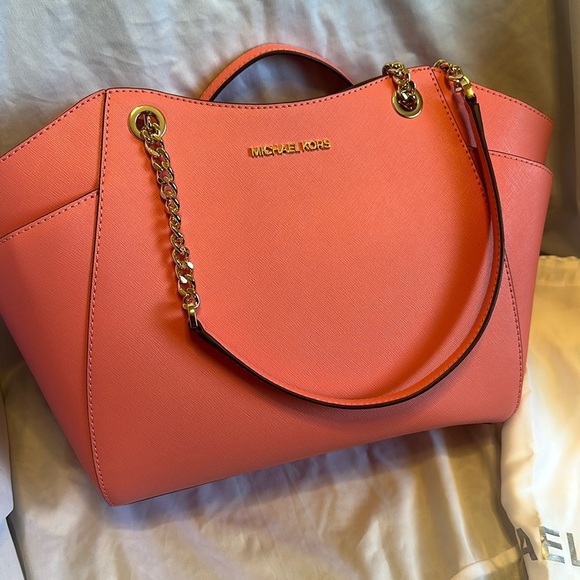 NWT Michael kors Jet set travel purse! Comes with dust bag. Retails $378. Pink! - Picture 1 of 8